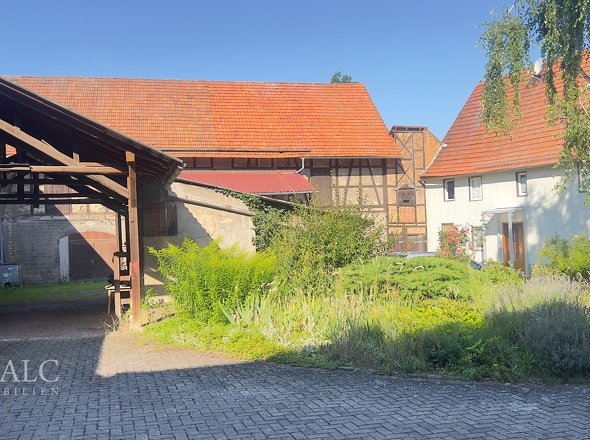 Carport im Hof 