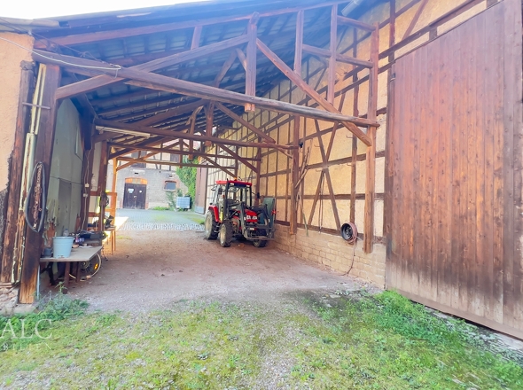 Carport im Hof 