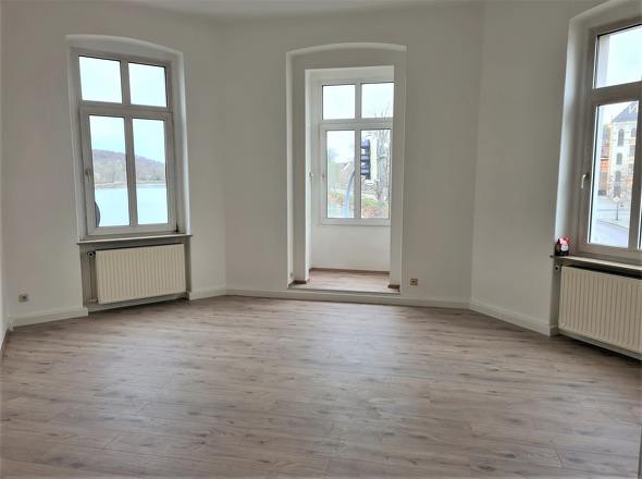 großzügiges Eckwohnzimmer mit kleinem Erker