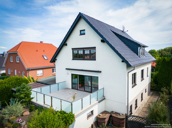 Hausansicht mit Terrasse