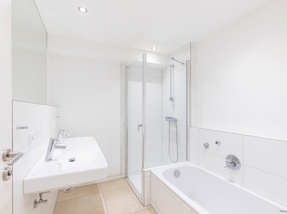 Bad mit Wanne und Dusche