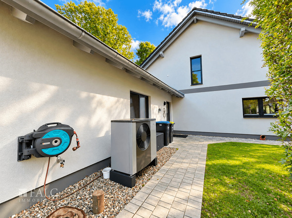 Rückseite Garage u. Wärmepumpe